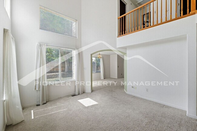 Building Photo - Spacious Home with Washer/Dryer and Centra...