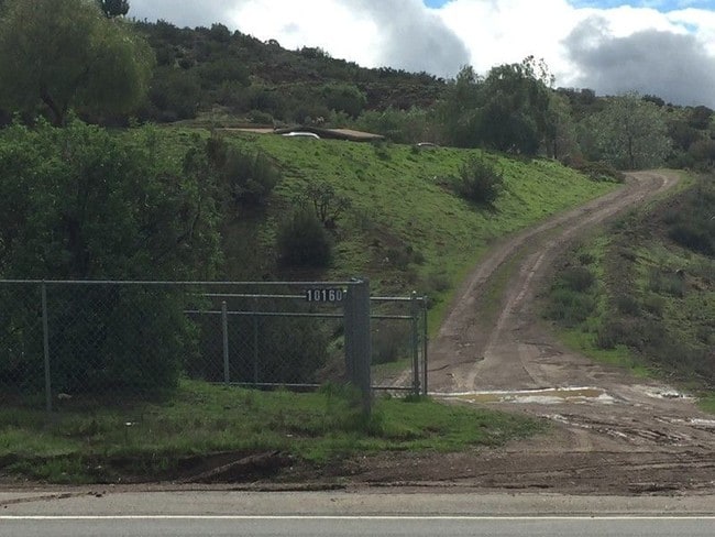 Puerta y camino de entrada después de la lluvia. - 10160 Escondido Canyon Rd