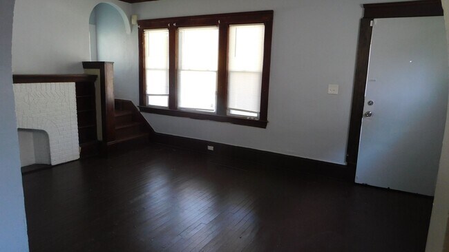 Building Photo - 3 Bed 1 Bath Colonial