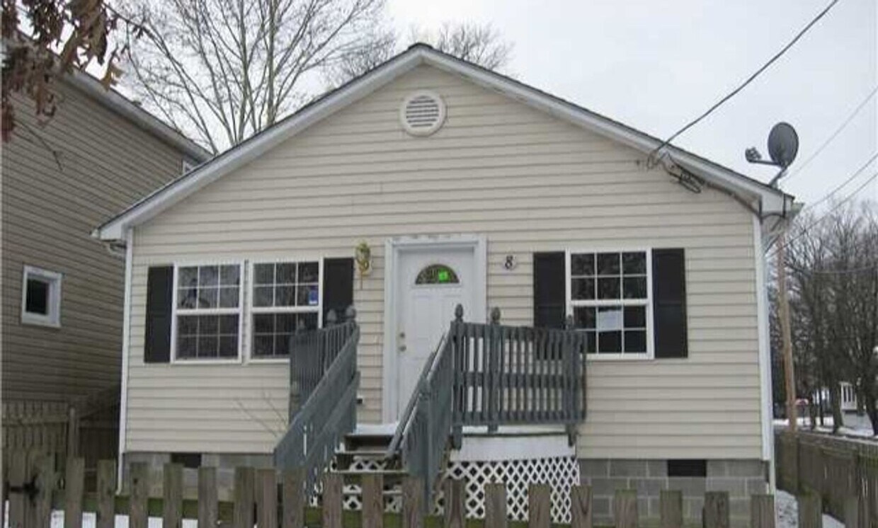 Foto principal - Charming 4-Bedroom Rancher in Reedy Creek!