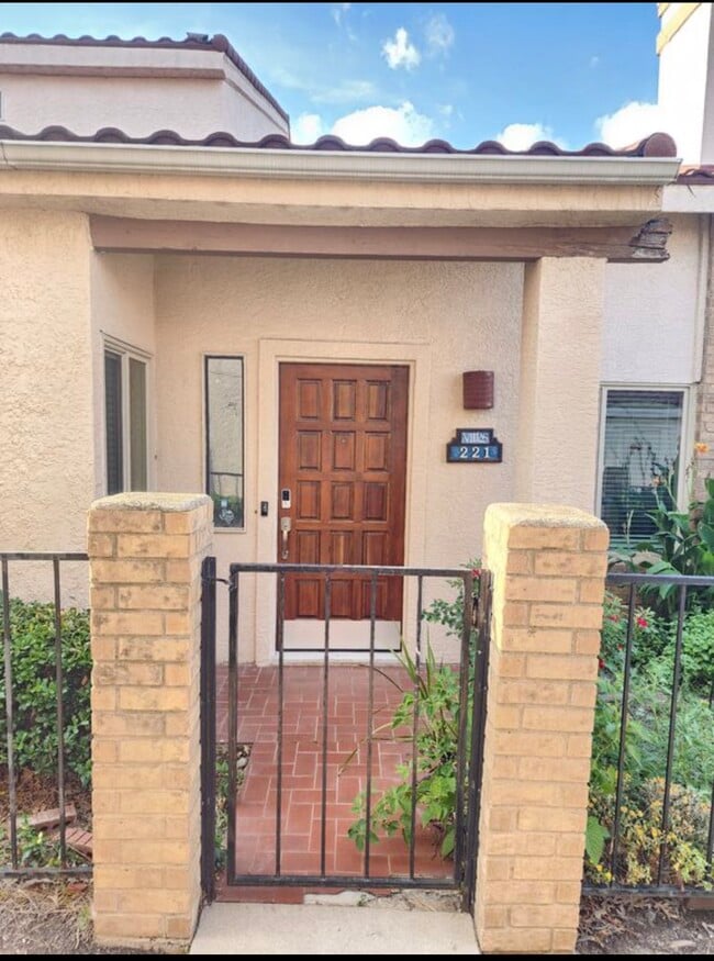 Building Photo - 565 Ranch Trl