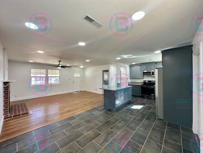 Foto del edificio - Modern 3-Bed Home with Fireplace, Backyard Entertaining Space & Prime Location
