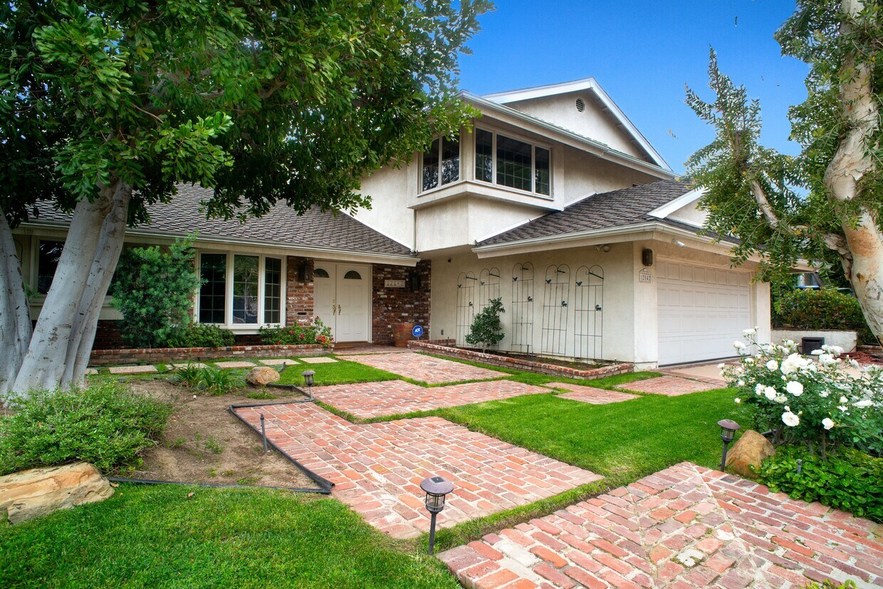 Foto principal - 12142 Bowmore Ave