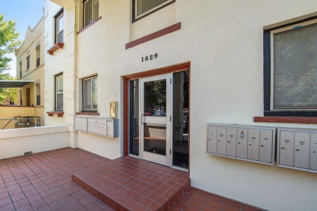 Building Photo - 1629 N Clarkson St