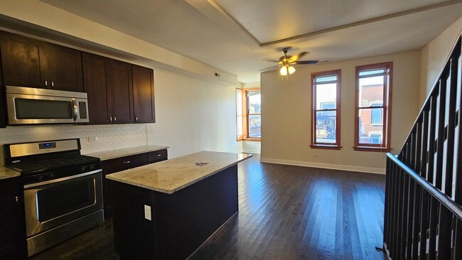 Building Photo - 939 W Armitage Ave