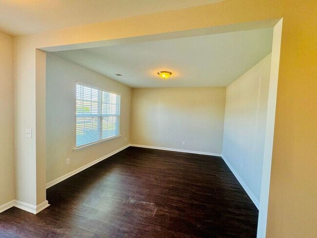Building Photo - 4 bed 2.5 bath located in The Links at Way...