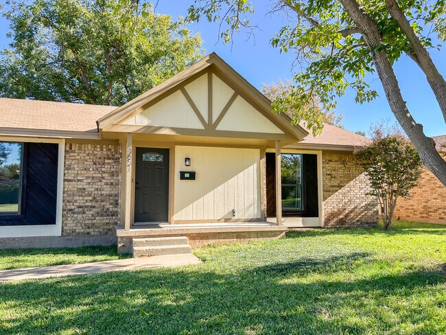 Foto del edificio - 4651 Briarwood Dr
