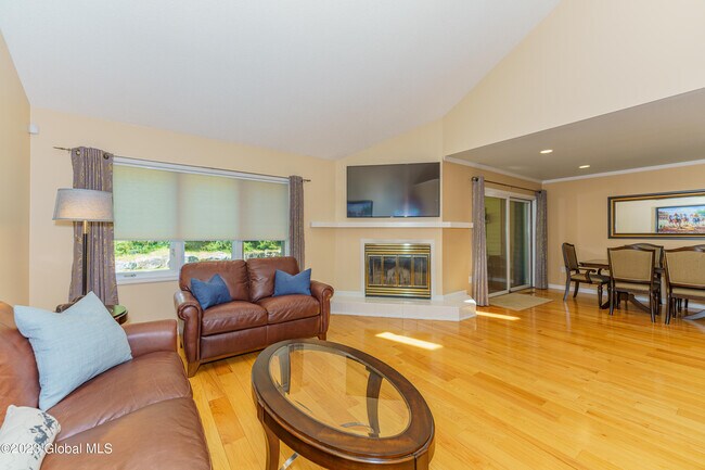 Building Photo - 26 Saratoga Cir