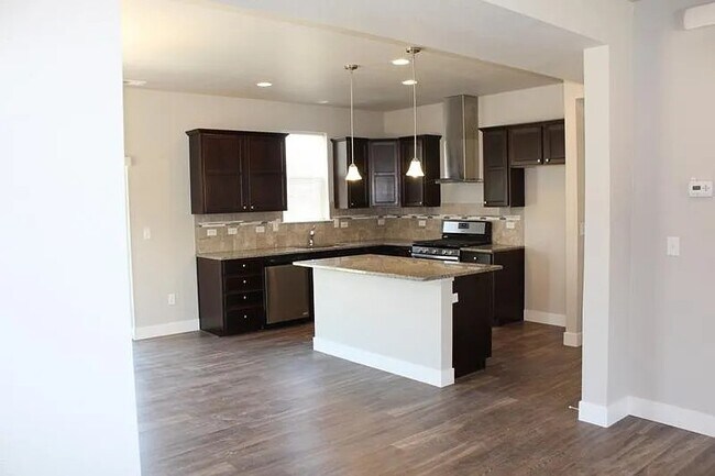 Building Photo - 2202 Mackinac St