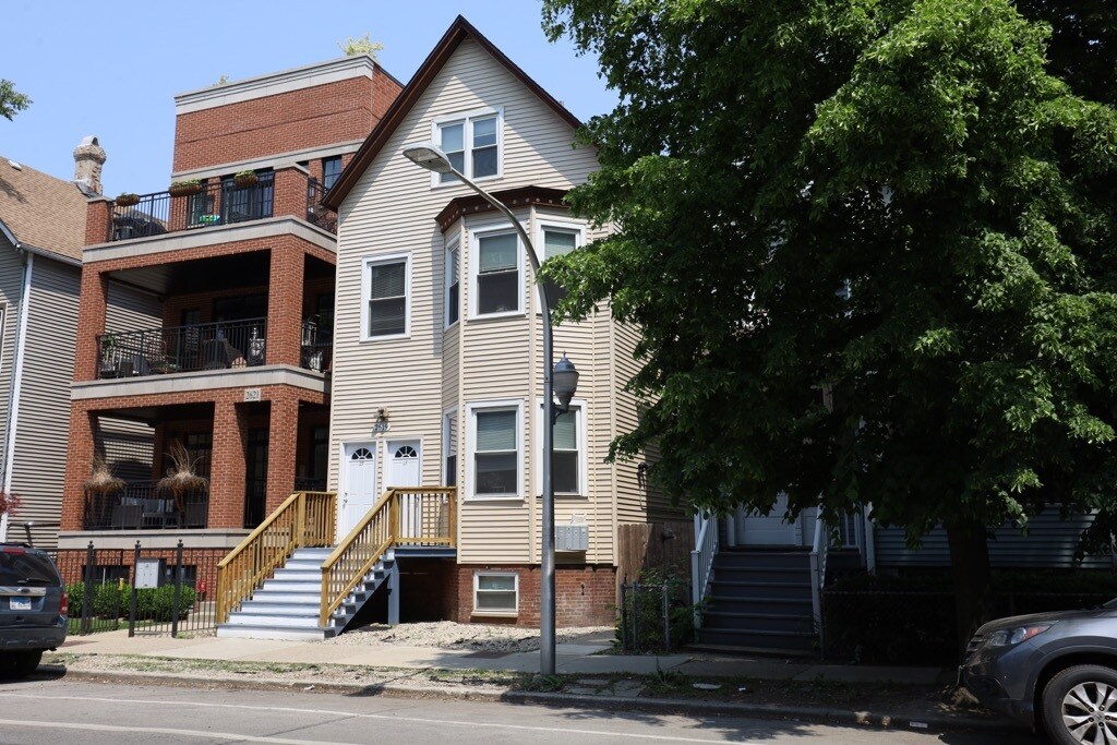 Foto principal - 2621 N Southport Ave