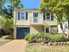 Building Photo - 922 Blankenbaker Ln
