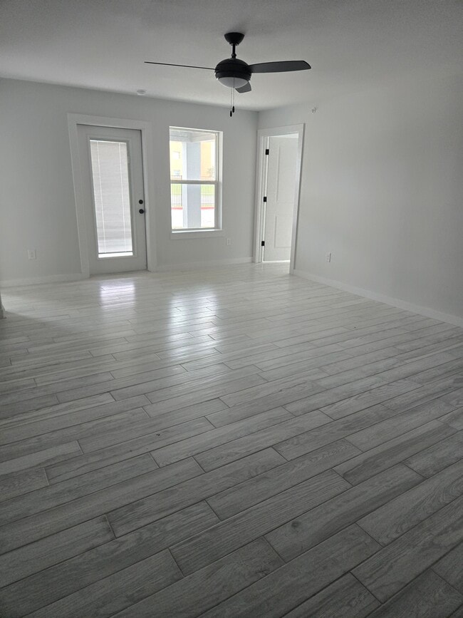Building Photo - Empire Apartments