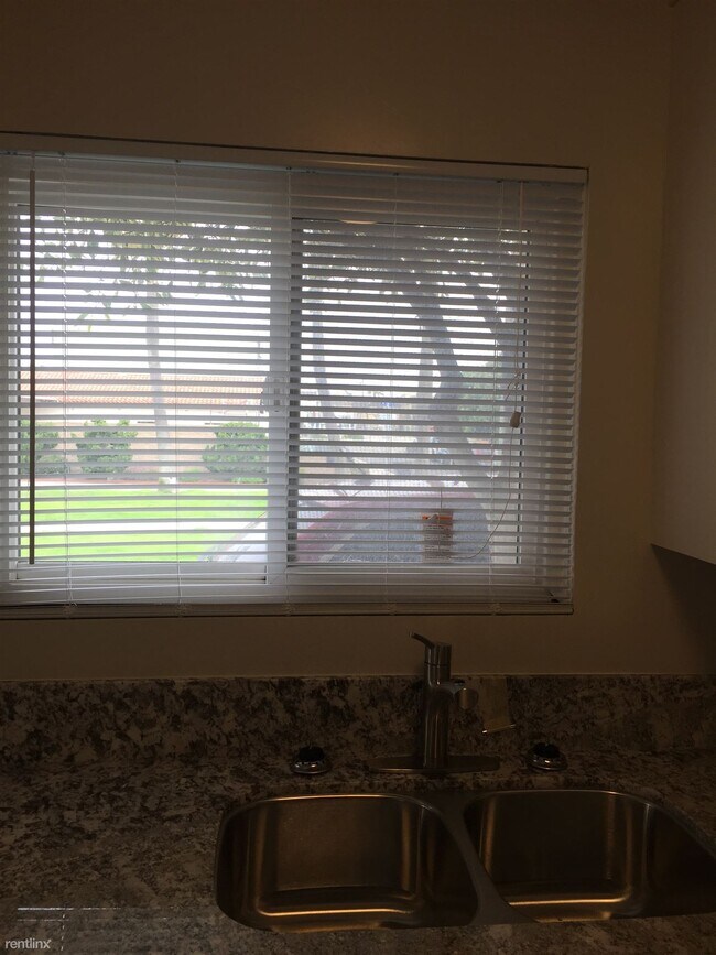 Foto del edificio - Studio, 1 bath House - 16845 S. Pacific