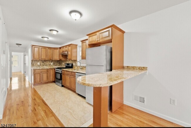 Building Photo - 595 Monroe Ave