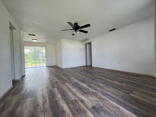 Foto del edificio - ** Single Family Home - Port Charlotte - 2 Bed / 2 Bath Plus Den/Bonus Room - Annual Rental - $1,...