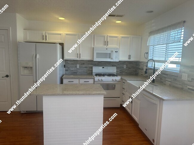 Foto del edificio - $500 off first months rent!! Gated communi...
