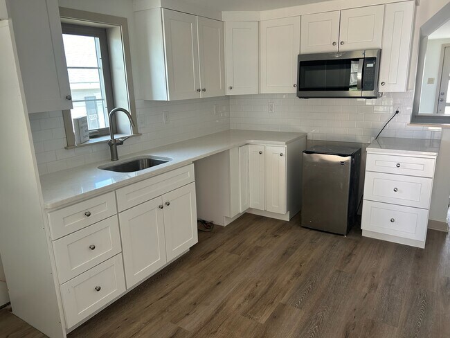 Building Photo - 124 Elm St