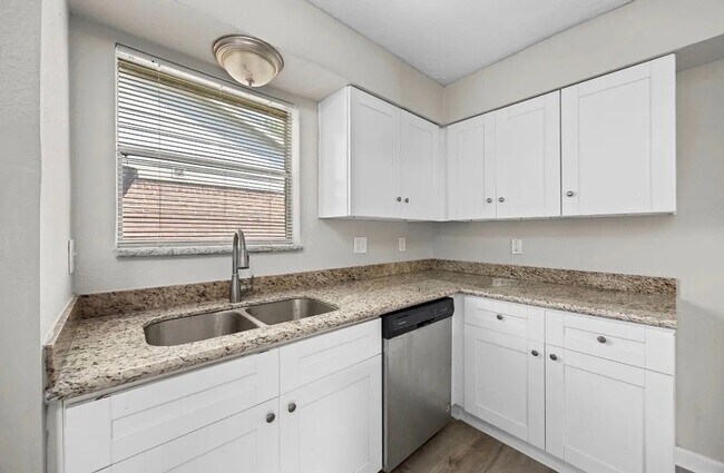 Foto del edificio - 16523 Loch Maree Ln