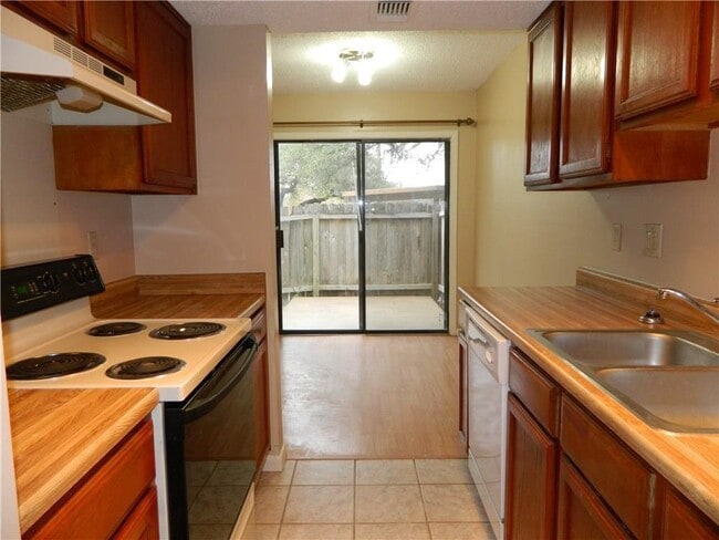 Building Photo - 8410 Lyndon Ln