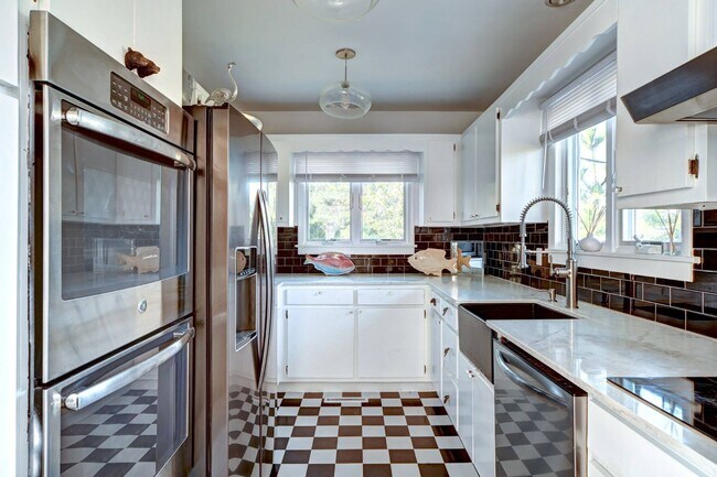 Foto del edificio - 323 Marine Blvd