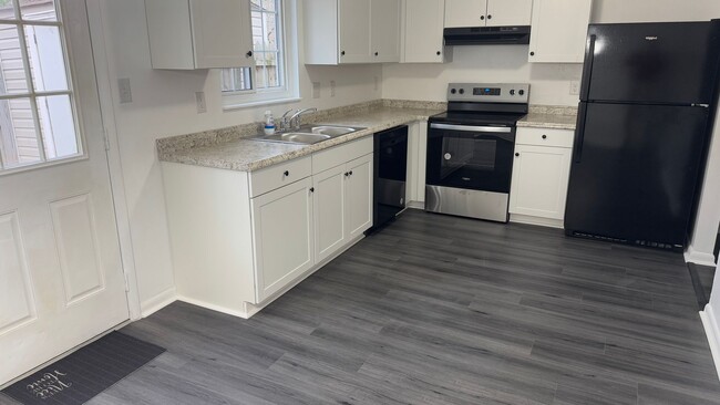 Building Photo - Newly Renovated 3 Bedroom 2.5 Bath Townhom...