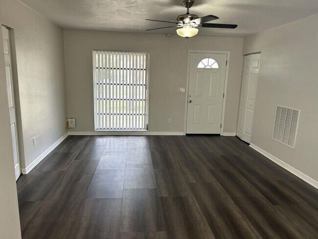 Foto del edificio - 1241 Pilgrim Rd