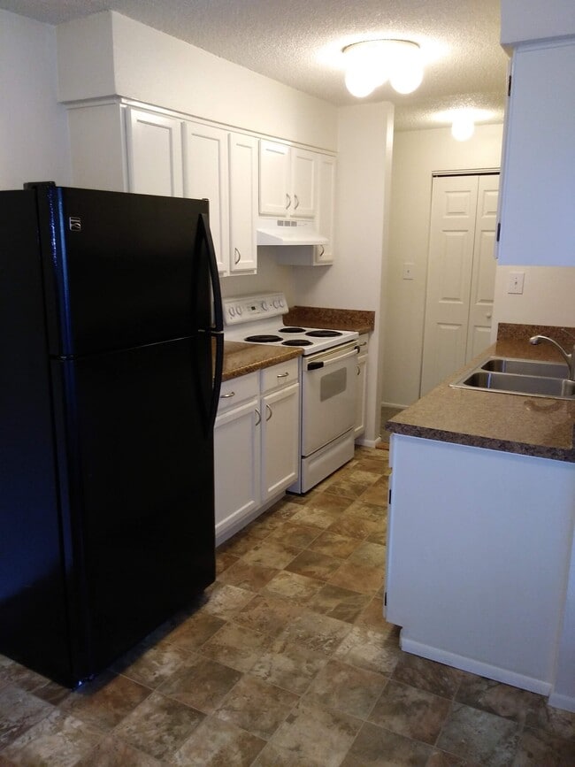 Kitchen pic 1 - 190 E Highline Cir