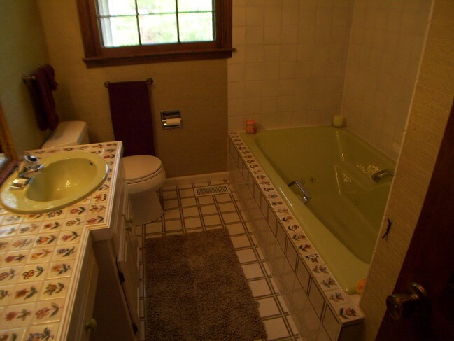Building Photo - 1556 Alvamar Dr