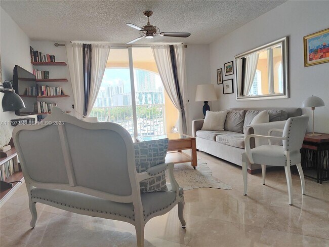 Foto del edificio - 19877 E Country Club Dr