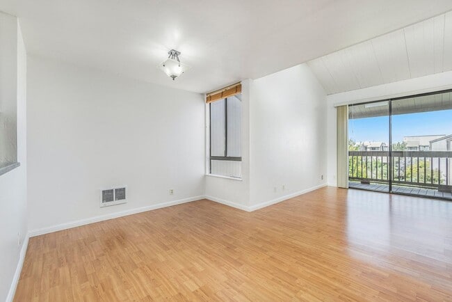 Building Photo - 2101 Shoreline Drive #465 - 2 bedroom | 1....