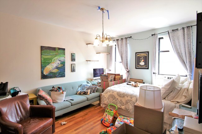 Building Photo - 44 W 88th St