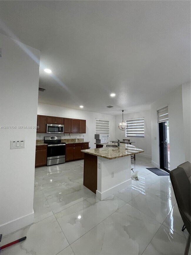Building Photo - 9260 W 35th Ln