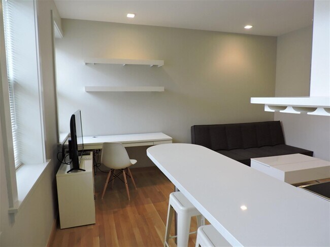 Building Photo - 112 Mount Auburn St