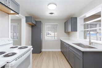 Building Photo - 1300 E Nelson Ave