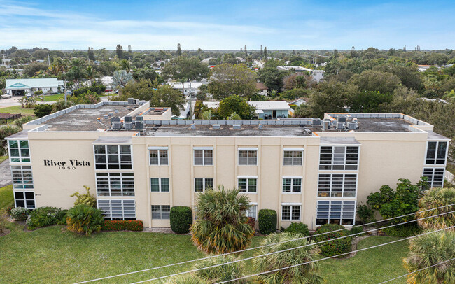 Foto del edificio - 1950 NE Indian River Dr