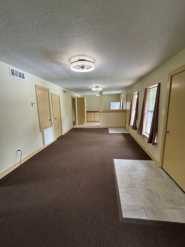 Foto del edificio - Remodeled 2 Bedroom Unit Off of Bert Kouns