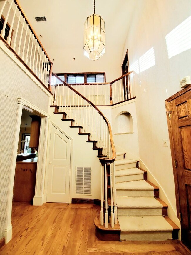 Foto del edificio - Elegant Woodside Tudor Home