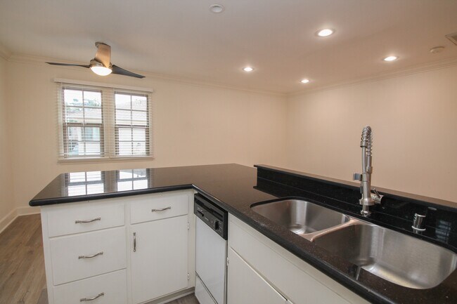 Building Photo - 15127 Dickens St