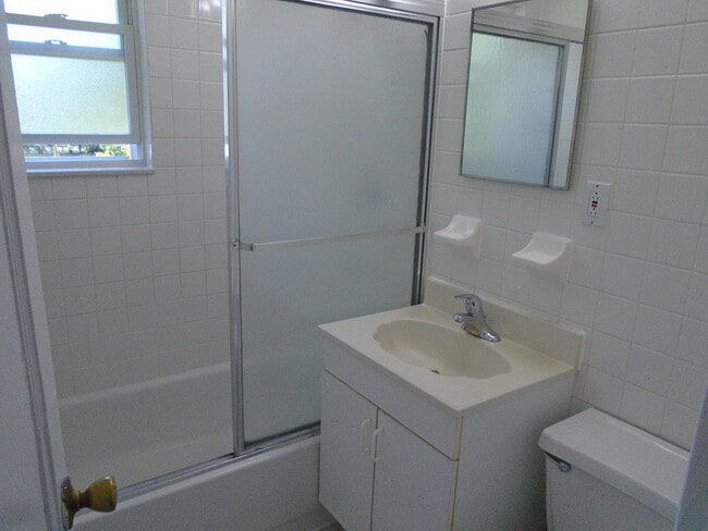 Full Bath - 199 River Ln