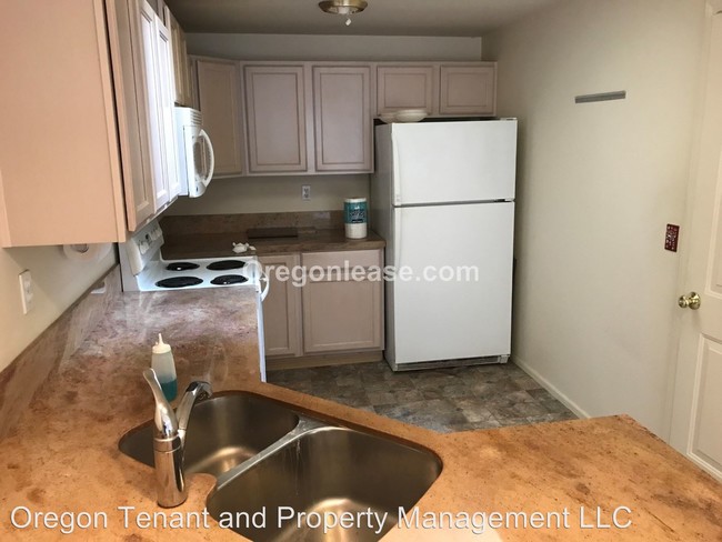 Building Photo - 750 Red Cedar Ct