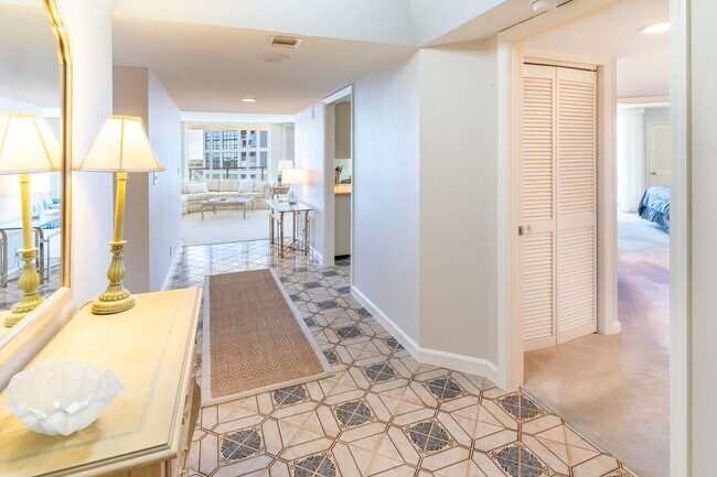 Foto del edificio - Annual Rental Available Now!!! Stunning 2BR/3BA 9th Floor Condo, Turnkey, Furnished