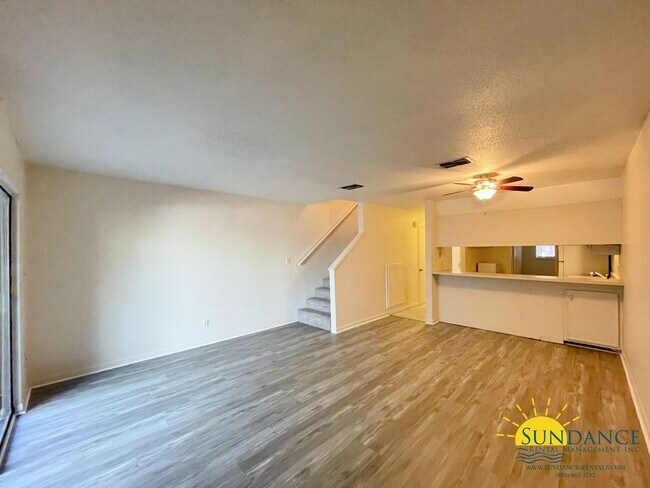Foto del edificio - Great Centrally Located 2 Bedroom Townhous...