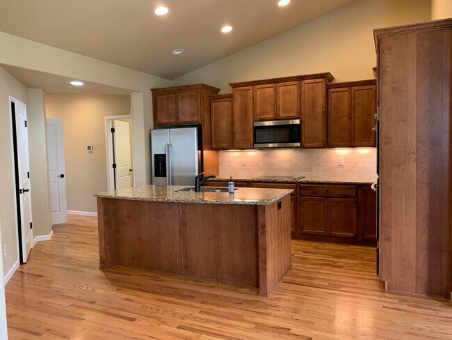 Building Photo - 816 Crooked Creek Way
