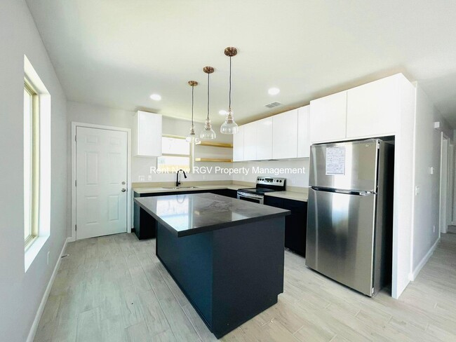 Foto del edificio - 3802 Las Vistas Ln