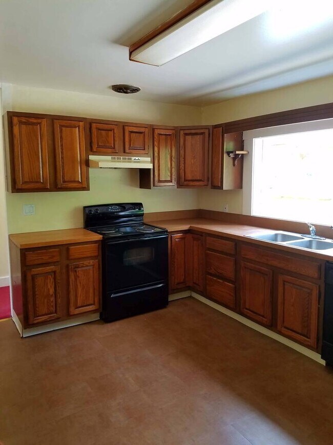 Foto del edificio - 1 Bedroom Freshly Painted Apartment with Bonus Room On Route 390 In Canadensis
