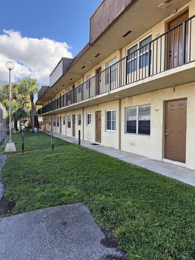 Foto del edificio - 402 Lakeside Dr