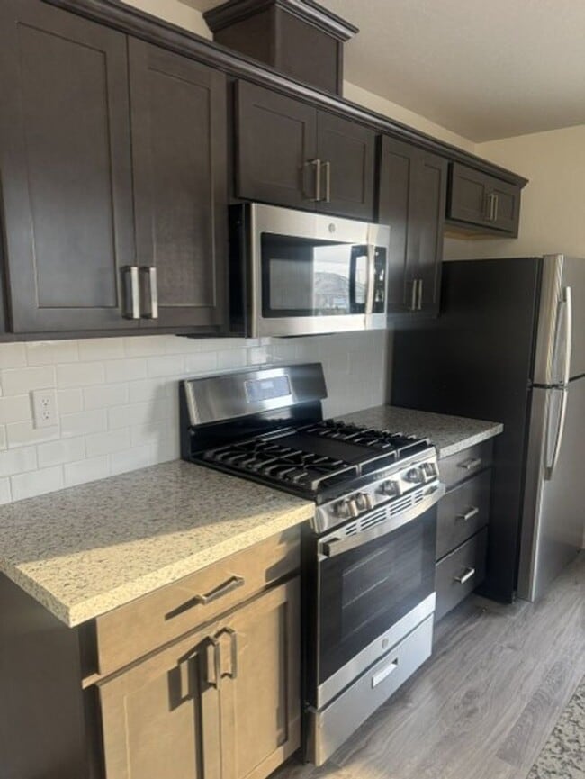 Building Photo - 2395 Oakmont Cir
