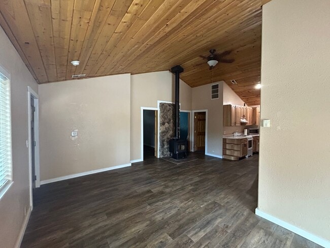 Building Photo - Cozy and Updated 3 Bed, 2 Bath House