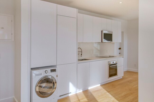 Building Photo - 4715 Chem. Queen Mary