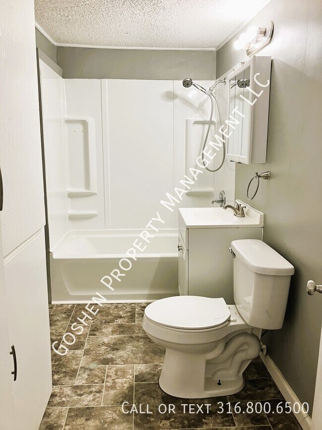 Building Photo - 3 Bedroom 1 Bath Home lots of square footage